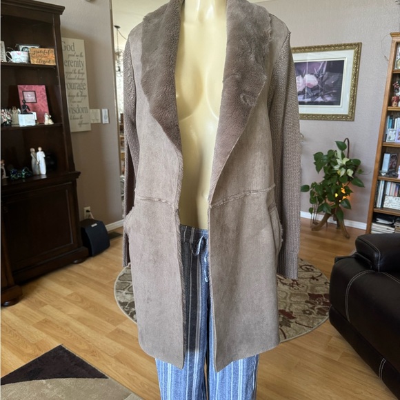Twelve brown faux suede, fur & material sweater-size L - Picture 6 of 10